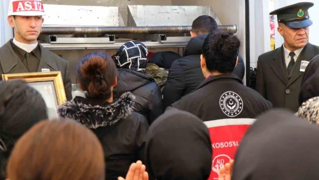 Şehit eşini askeri kamuflajla uğurladı