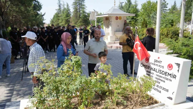 Şehit Ömer Halisdemir kabri başında anıldı
