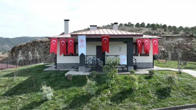 Şehit Özdemir'in ailesine evi teslim edildi