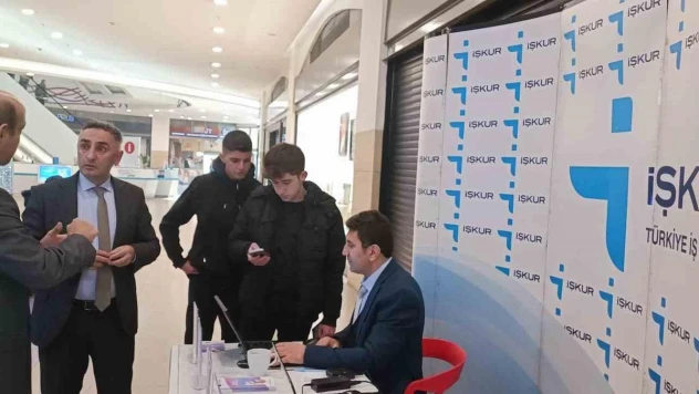 Şehrin çeşitli yerlerinde tanıtım için stant açıyor