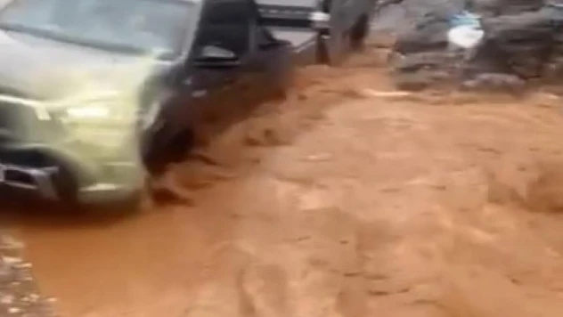 Sel sularına kapılan araçlar metrelerce sürüklendi