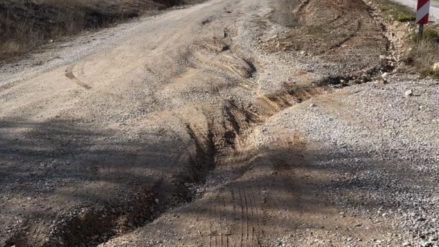 Selden dolayı çukur oluşan köy yolu tehlike saçıyor
