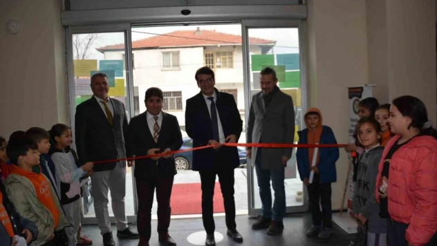 Selendi'de kitap fuarı açıldı