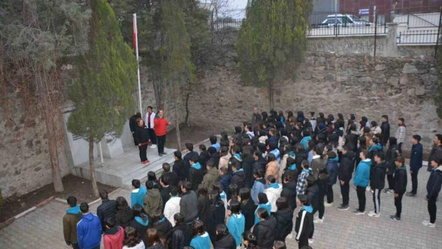 Selendi'de şehitlere saygı duruşuna Kaymakam Okumuş da katıldı