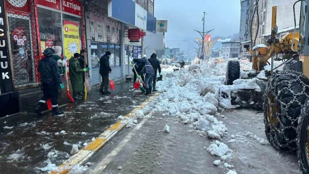 Şemdinli Belediyesinden kar mesaisi