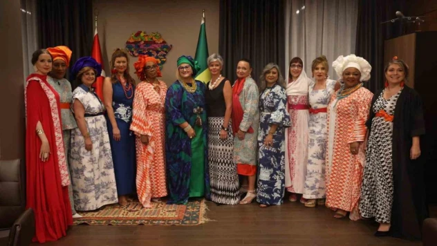 Senegal'de kadın büyükelçiler sokak çocukları yararına podyuma çıktı