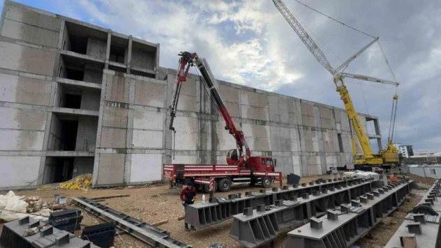 Serik Kongre ve Kültür Merkezi inşaatında duvar imalatları tamamlandı