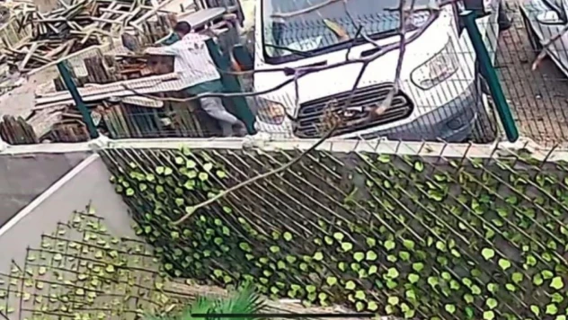 Servis minibüsüyle gelip 20 bin liralık inşaat malzemesi çalan şahıs kamerada