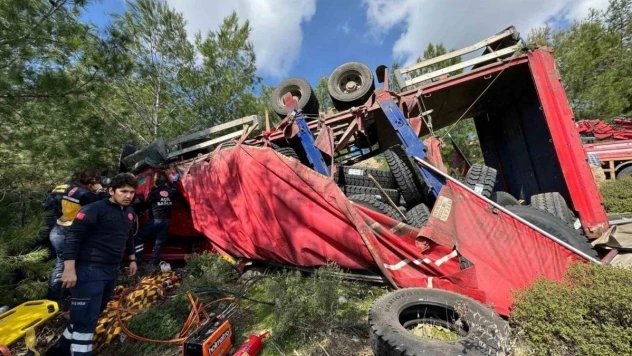 Seydikemer'de kamyonda sıkışan sürücüyü itfaiye kurtardı