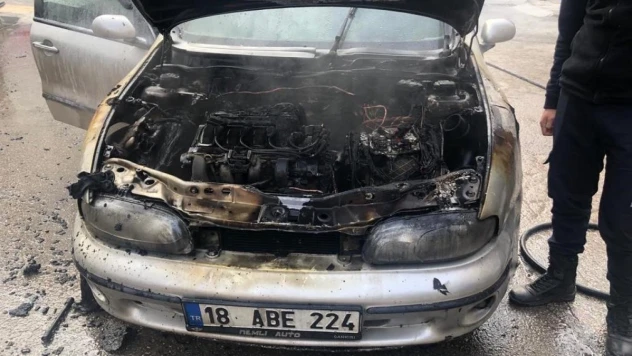 Seyir halinde alevlere teslim olan otomobil kullanılmaz hale geldi