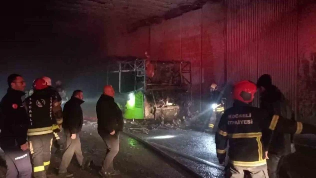 Seyir halinde yanan halk otobüsünden geriye iskeleti kaldı