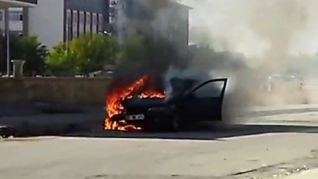 Seyir halindeki otomobil cayır cayır yandı