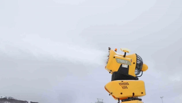 Sezona hazırlanan Yıldız Dağı'nda yapay karlama çalışması başladı