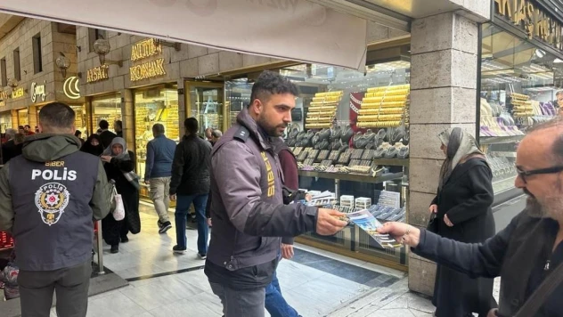 Siber Suçlarla Şube Müdürlüğü ekipleri Hanlar Bölgesi'nde vatandaşlara broşür dağıttı