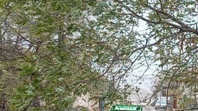 Şiddetli rüzgar cami kubbesine zarar verdi, otobüs durağını uçurdu