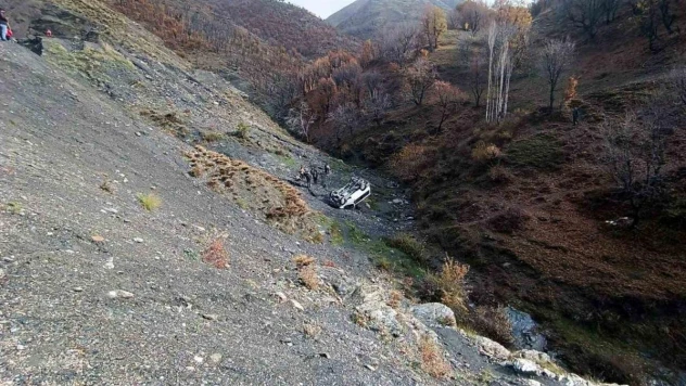Siirt'te 3 kişinin yaralandığı kazada minibüs 5 saatlik çalışmayla vadiden çıkartıldı