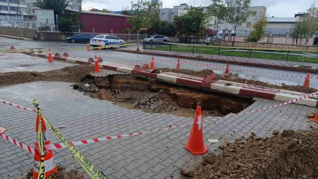 Siirt'te sağanak yağış sonucu yol çöktü
