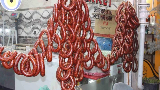Siirt'te yayladan dönen koyun etinden yapılan sucuklar talep görüyor