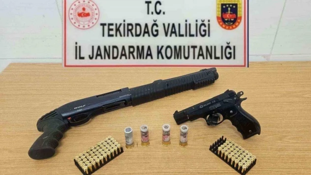 Silah, bıçak ve mermiler ele geçirildi