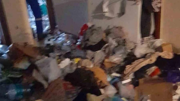 Silivri'de bir evden 4 kamyon çöp çıktı