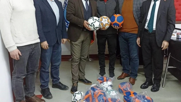 Simav Kaymakamlığından eğitim kurumlarına 525 adet voleybol ve futbol topu bağışı