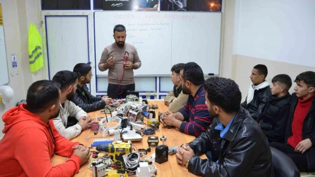 Sınır köyünde açılan kurs ekmek kapısı oluyor