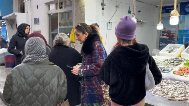 Sinop'ta fırtına sonrası balık tezgahları istavrit ve mezgitle doldu