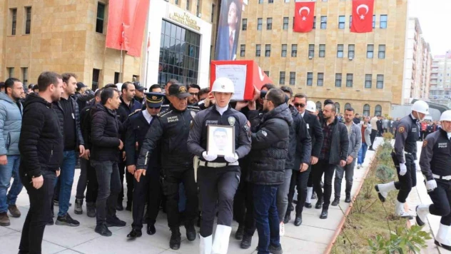 Şırnak şehidi silah arkadaşlarının omuzlarında uğurlandı