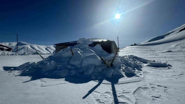 Şırnak'ta çatılar kara dayanamadı