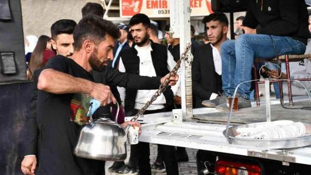 Şırnak'ta düğünlerin çaycısı tek başına binlerce kişiye servis yapıyor