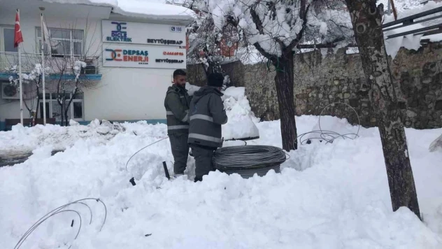 Şırnak'ta enerji şirketi ekipleri karlı yolları aşıp elektrik arızalarını gideriyor