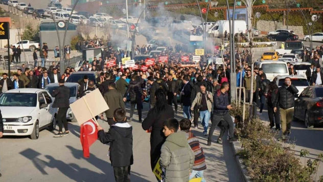 Şırnak'ta mevcut belediye başkanına destek yürüyüşü