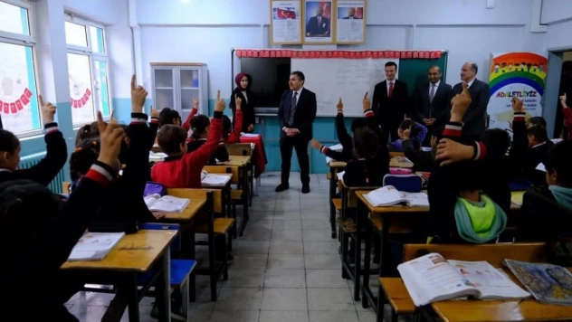 Şırnak Valisi Atay, Uludere'de okulları gezdi