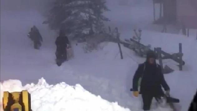 Sis Dağı'nda karda mahsur kalan 8 kişinin yardımına belediye ekipleri yetişti