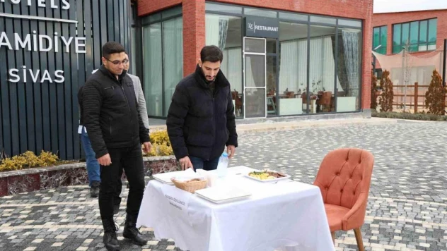 Şişe fırlatma akımına katıldılar, Sivas köftesi için yarıştılar
