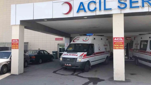 Sislenen yolda araç gişe bariyerlerine çarptı: 1'i ağır 2 yaralı