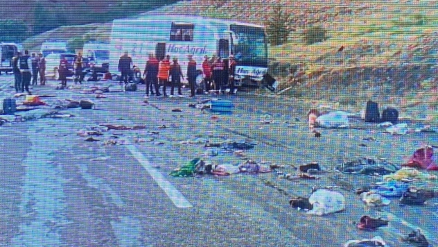 Sivas'ta yolcu otobüsü devrildi: 3 ölü, 24 yaralı