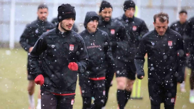 Sivasspor kar altında çalıştı
