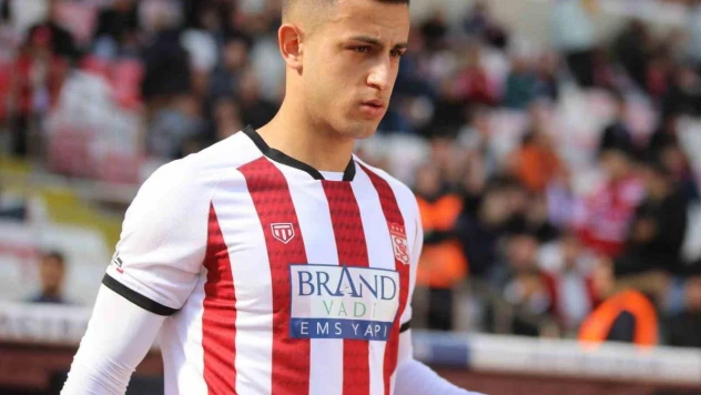 Sivassporlu futbolcunun omuzu çıktı