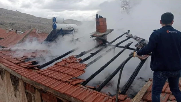 Sobadan sıçrayan kıvılcımlar evi küle çevirdi