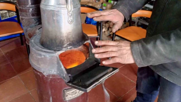 Soğuk havalarda soba başında ısınma molası veriyorlar