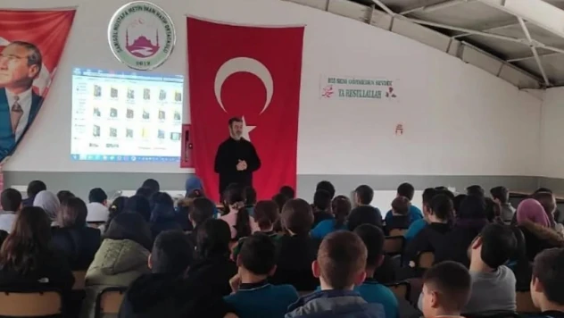 Sokak hayvanlarına dikkat çekmek için ücretsiz seminerler veriyor