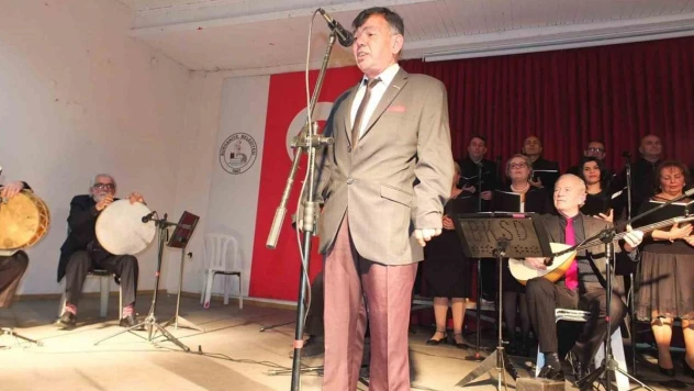 Sokakta seyyar satıcı sahnede türkücü