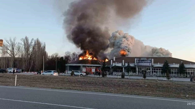 Sorgun'da dinlenme tesisi alev alev yandı
