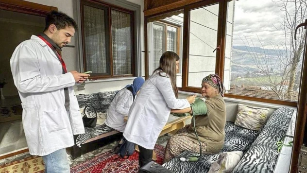 SUBÜ'lüler Dokurcun'da sağlık taraması yaptılar