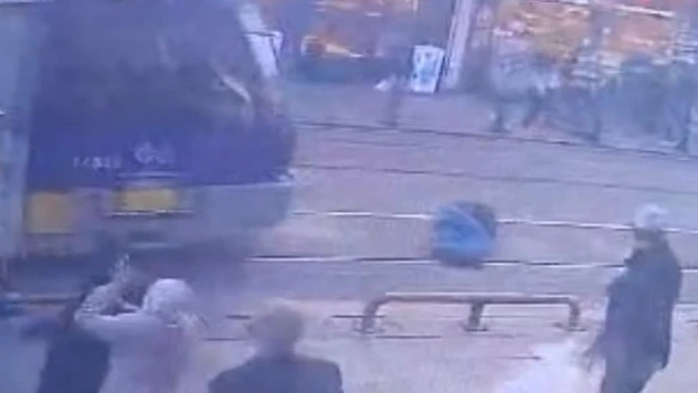 Sultanahmet'te tramvay yayaya çarptı: O anlar kamerada