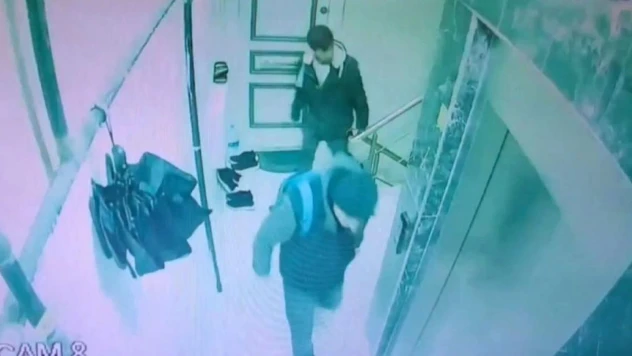 Sultangazi'de 2 ayakkabı hırsızı kamerada: Çaldıkları ayakkabıları sırt çantasına koyup kaçtılar