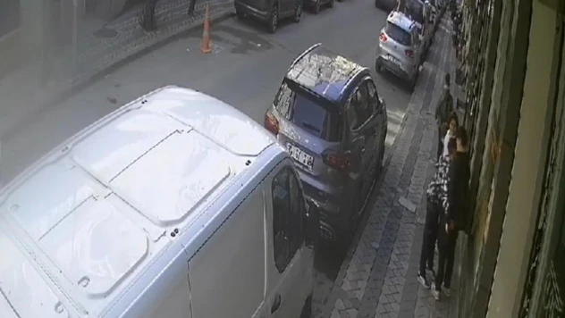 Sultangazi'de 2 çocuk, 3 öğrenciyi gasp etmeye çalıştı: O anlar kamerada