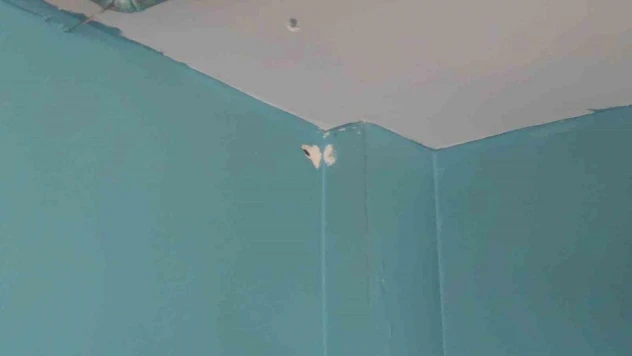 Sultangazi'de bir büfeye taş ve silahla saldırı kamerada