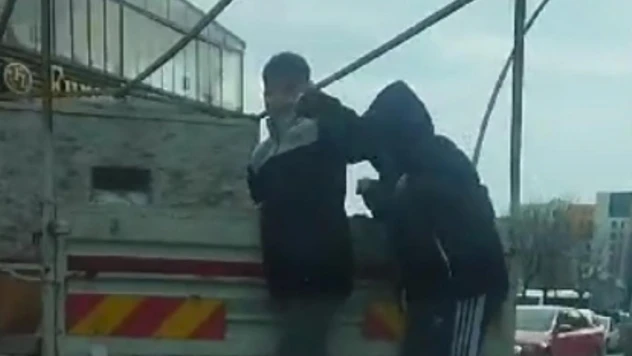 Sultangazi'de çocukların tehlikeli oyunu kamerada